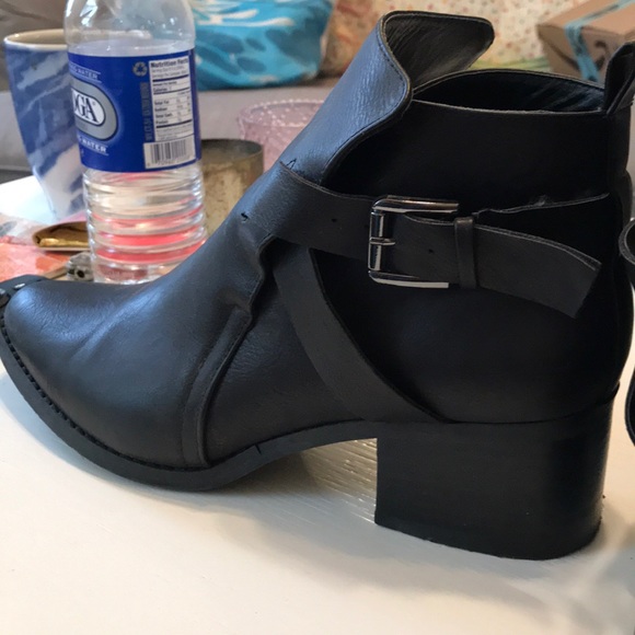MIA 8.5 black heeled booties with buckle detail - Picture 3 of 6